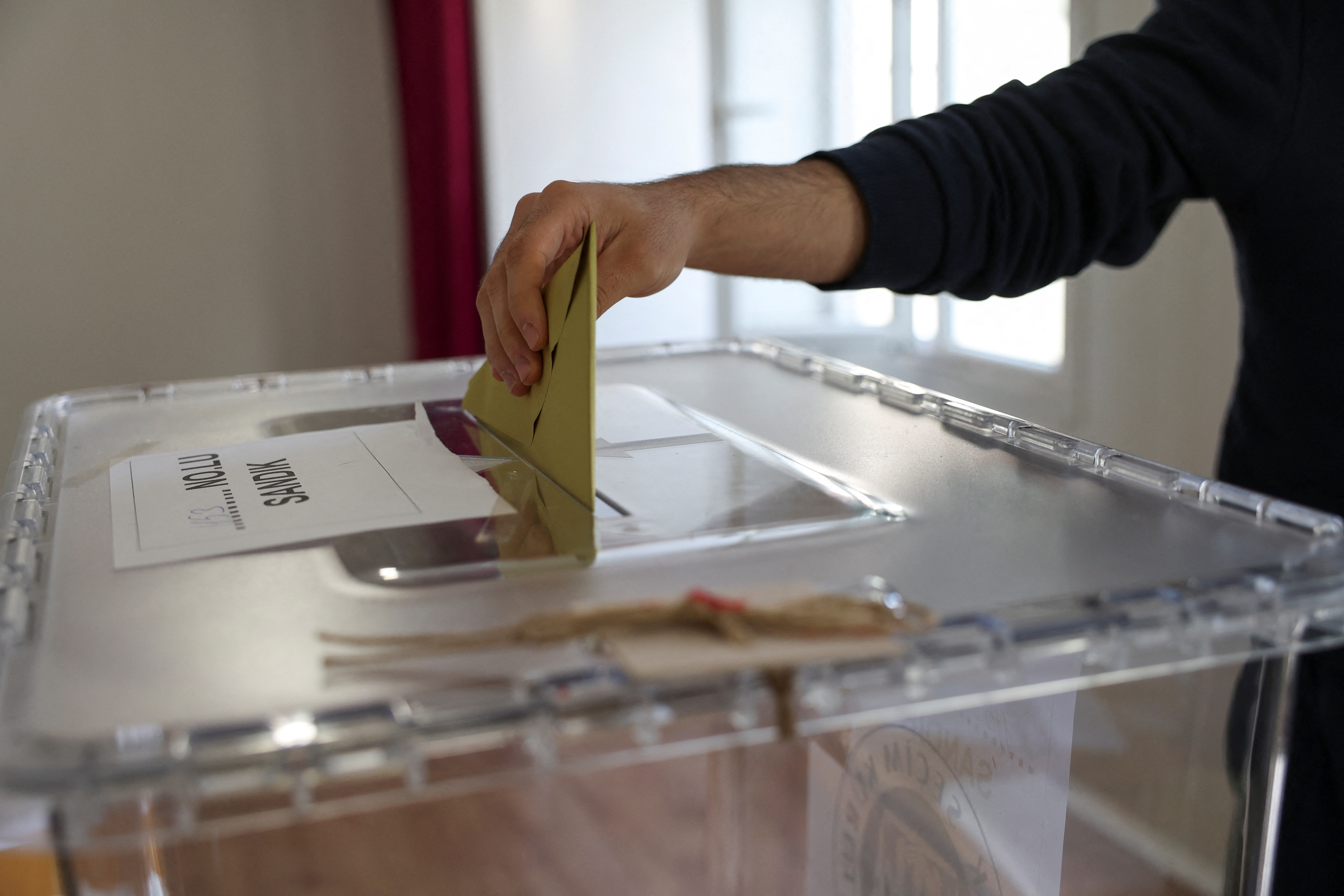 فتحت مراكز التصويت في تركيا أبوابها في الثامنة صباحا