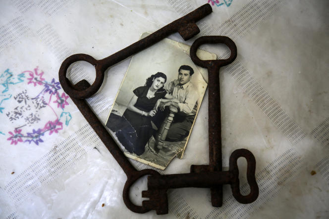 مفاتيح وصورة زفاف لاجئة النكبة الفلسطينية ابثج الدولة في منزلها بغزة في 7 مايو 2023.
