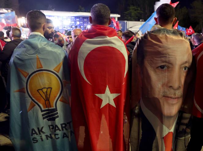 أنصار الرئيس المنتهية ولايته رجب طيب أردوغان في أنقرة ، 15 مايو 2023.