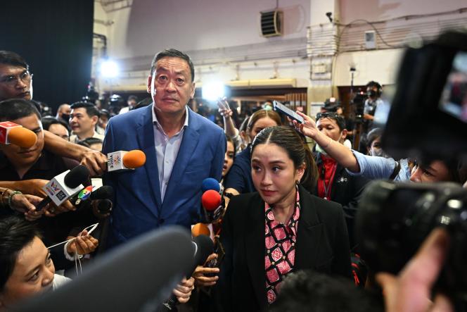 يصل مرشحا رئيس وزراء حزب Pheu Thai Paethongtarn Shinawatra (يمين) و Srettha Thavisin (يسار) إلى مقر الحزب في بانكوك في 14 مايو 2023 ، بعد إغلاق صناديق الاقتراع في الانتخابات العامة في تايلاند. 