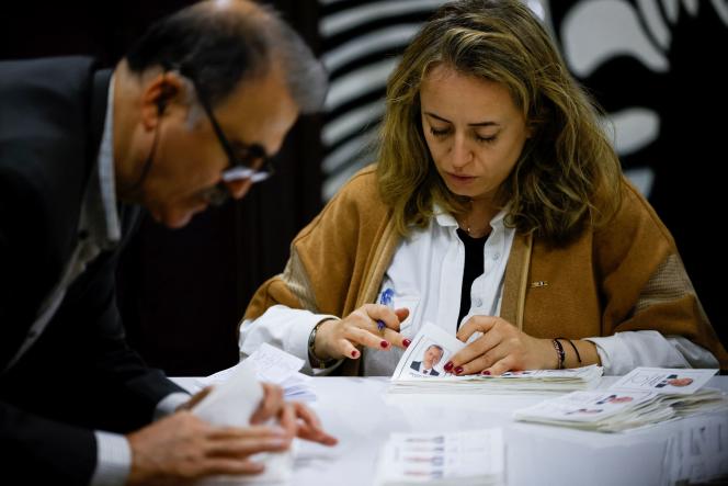 مسؤولون فرز الأصوات يوم الانتخابات الرئاسية والتشريعية في اسطنبول (تركيا) في 14 مايو 2023. 