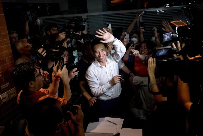 تحرك إلى الأمام زعيم الحزب والمرشح لرئاسة الوزراء بيتا ليمجارونرات يغادر مقر الحزب مع استمرار عد الأصوات ، خلال الانتخابات العامة في تايلاند في بانكوك في 14 مايو 2023.