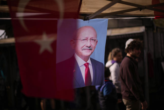 صورة كمال كليجدار أوغلو ، زعيم حزب الشعب الجمهوري التركي والمرشح الرئاسي ، في أحد شوارع اسطنبول ، 18 أبريل 2023. 