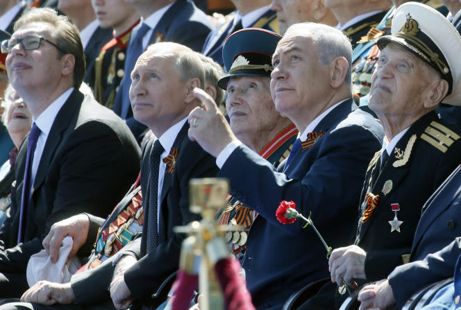 الرئيس الروسي فلاديمير بوتين ، الرئيس الصربي ألكسندر فوسيتش (إلى اليسار) ورئيس الوزراء الإسرائيلي بنيامين نتنياهو خلال العرض العسكري في 9 مايو 2018 في الساحة الحمراء في موسكو. 