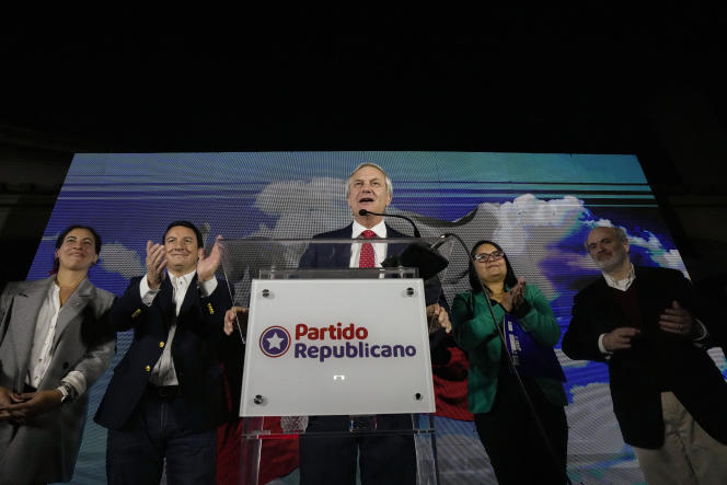 خوسيه أنطونيو كاست ، زعيم الحزب الجمهوري ، بعد انتخاب المجلس الدستوري ، الذي سيضع مسودة اقتراح دستور جديد ، الأحد 7 مايو 2023.