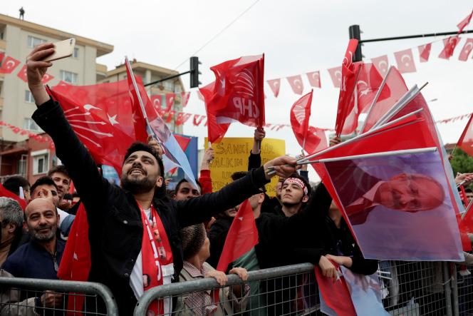 أنصار كمال قليجدار أوغلو ، المرشح الرئاسي لتحالف المعارضة الرئيسي في تركيا ، خلال تجمع حاشد قبل الانتخابات الرئاسية والبرلمانية في 14 مايو ، في بورصة ، تركيا ، 11 مايو 2023. 