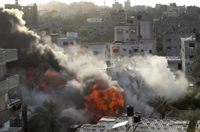 دخان ونيران يتصاعدان نتيجة انفجار غارة جوية إسرائيلية استهدفت مبنى في غزة في 13 مايو 2023. 