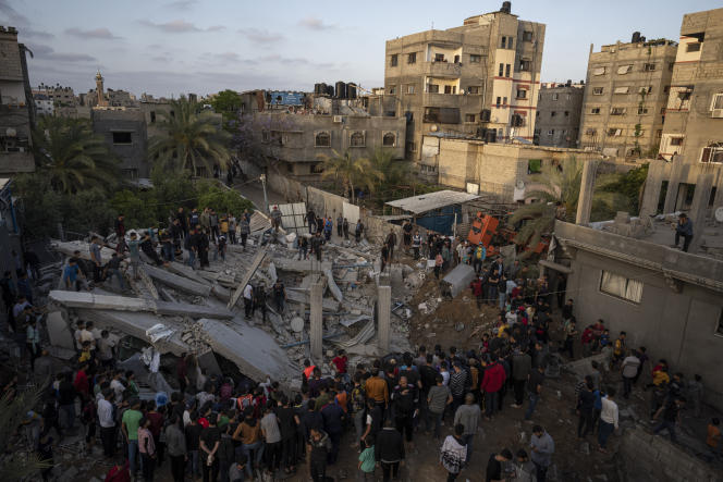 فلسطينيون يتفقدون حطام منزل الناشط في حركة الجهاد الإسلامي زياد سلمي بعد إصابته بغارة جوية إسرائيلية في مدينة غزة في 13 مايو 2023.