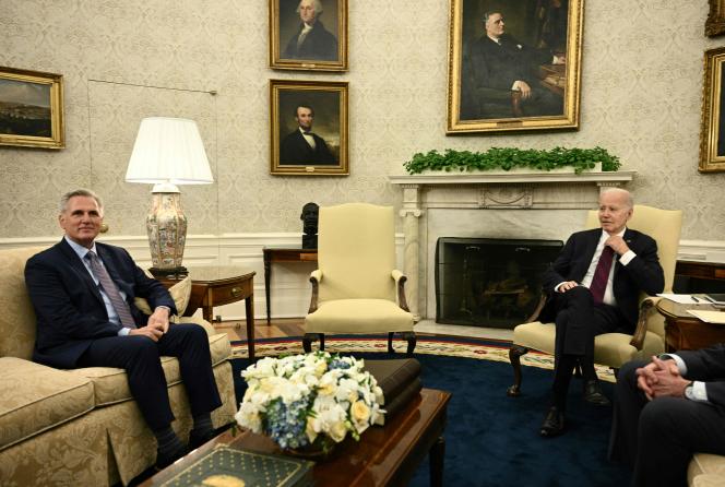 جو بايدن (يمين) يلتقي بالرئيس الجمهوري لمجلس النواب كيفين مكارثي في ​​البيت الأبيض بواشنطن في 9 مايو 2023.