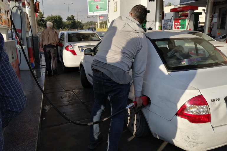 تنتج إيران في الوقت الراهن نحو 115 – 105 مليون لتر من البنزين يوميا (الجزيرة) copy