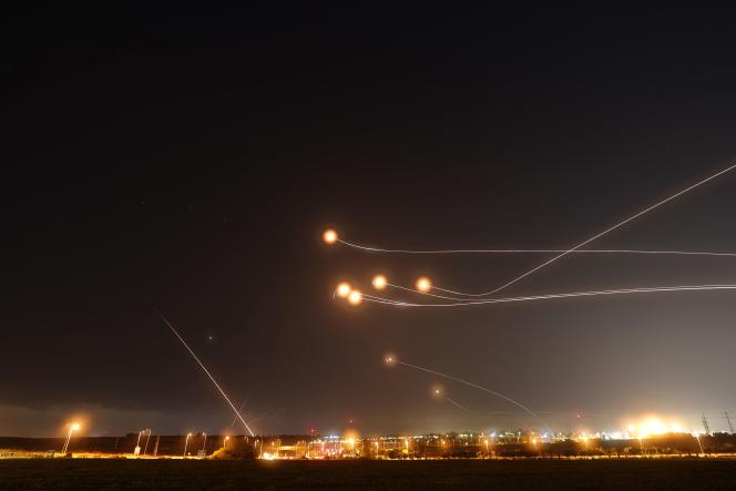 نظام القبة الحديدية للدفاع الجوي الإسرائيلي يعترض صواريخ أطلقت من مدينة غزة في 13 مايو 2023 فوق بلدة سديروت الجنوبية. 