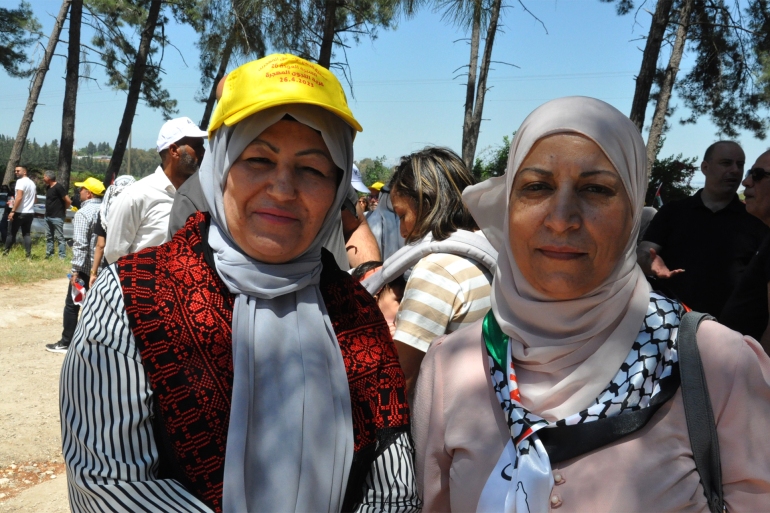 صورة 3 في يسار الصورة اللاجئة من بلدة المجيدل ختام جبيلي وبجانبها رفيقتها خالدية أبو جبل من بلدة طرعان.