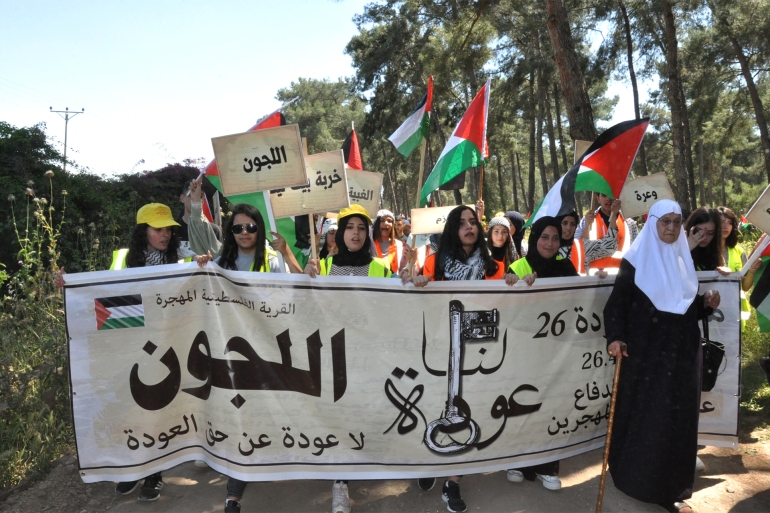صورة 4 مسنة تتقدم النشء الفلسطيني في مسيرات العودة للقرى المهجرة، مسيرة العودة الـ26 إلى قرية اللجون قضاء أم الفحم بالذكرى الـ75 للنكبة.