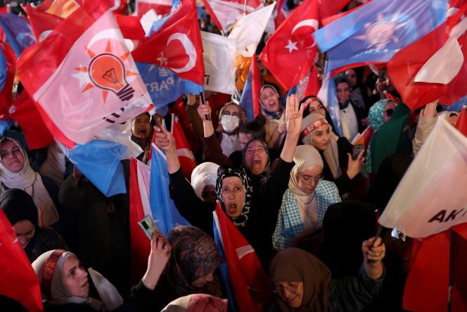 أنصار رجب طيب أردوغان وحزب العدالة والتنمية الحاكم ينتظرون نتيجة الانتخابات ، في مقر الحركة في أنقرة في 14 مايو 2023.