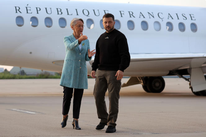 رئيس الوزراء الفرنسي إليزابيث بورن يستقبل الرئيس الأوكراني فولوديمير زيلينسكي لدى وصوله إلى قاعدة فيلاكوبلاي الجوية في 14 مايو 2023.