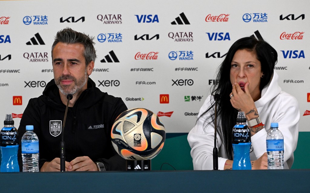 لاعبة المنتخب الإسباني جيني هيرموسو خورخيه فيلدا في مؤتمر صحفي مع المدرب خلال مجريات بطولة كأس العالم التي توجت بها إسبانيا الأحد.