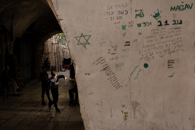 تواريخ وأسماء و"نوم" مكتوبة على جدار في البلدة القديمة بالقدس، 16 نوفمبر 2023. 