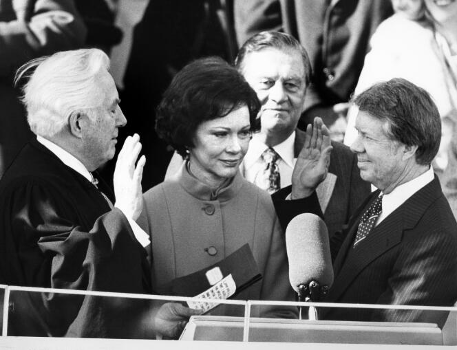 وارن برجر يدير اليمين لجيمي كارتر بصفته الرئيس التاسع والثلاثين للولايات المتحدة، إلى جانب روزالين كارتر، في واشنطن، 20 يناير 1977. 