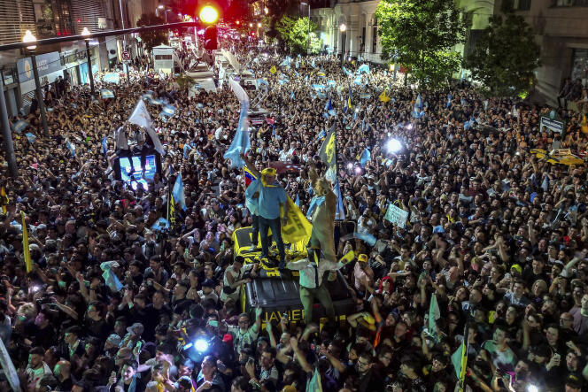 أنصار خافيير مايلي يحتفلون بفوزه في الانتخابات الرئاسية أمام مقر حملته في بوينس آيرس، الأرجنتين، 19 نوفمبر 2023.