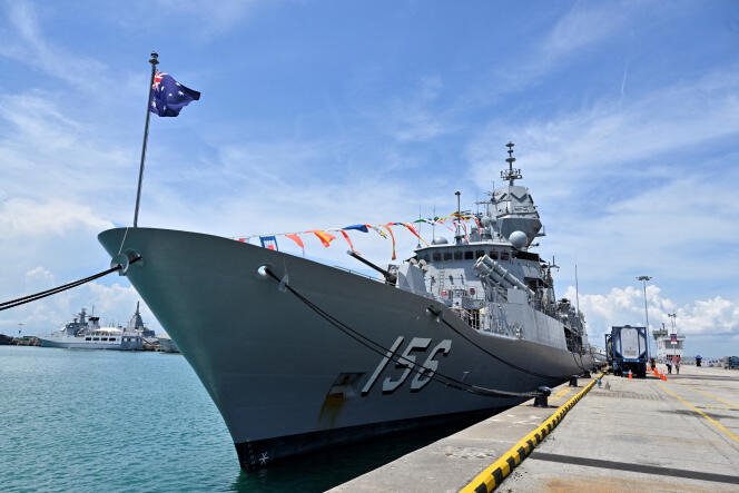 فرقاطة تابعة للبحرية الأسترالية، HMAS Toowoomba، في قاعدة شانغي البحرية، سنغافورة، 4 مايو 2023 
