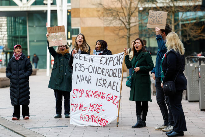 متظاهرون يحتجون على إرسال طائرات F-35 إلى إسرائيل، أمام المحكمة في ذا هاي، هولندا، 12 فبراير 2024. 