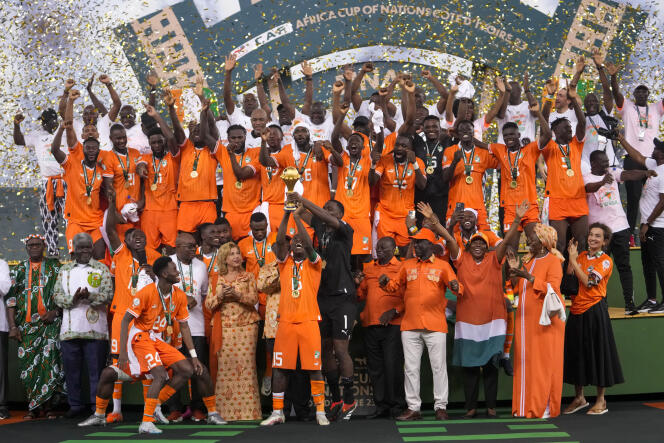 اللاعب الإيفواري ماكس آلان جرادل يرفع الكأس بعد فوز فريقه على نيجيريا في نهائي كأس الأمم الأفريقية، على ملعب ألاسان واتارا في إيبيمبي، في أبيدجان، في 11 فبراير 2024.