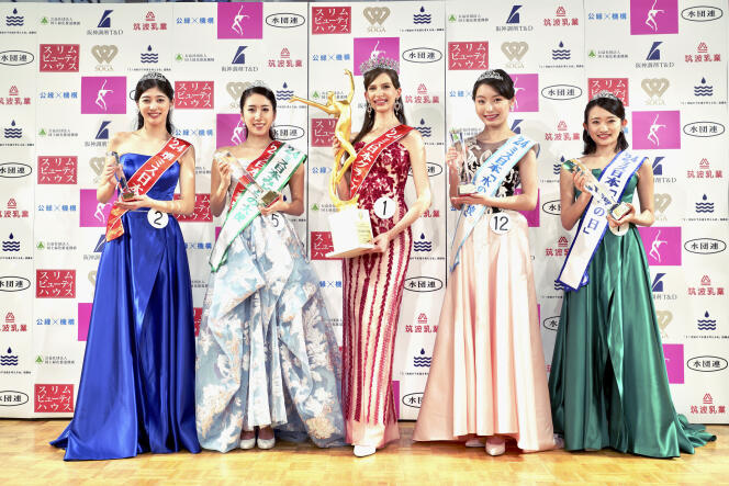   كارولينا شينو (في الوسط) بعد فوزها بمسابقة ملكة جمال اليابان في 22 يناير 2024 في طوكيو.