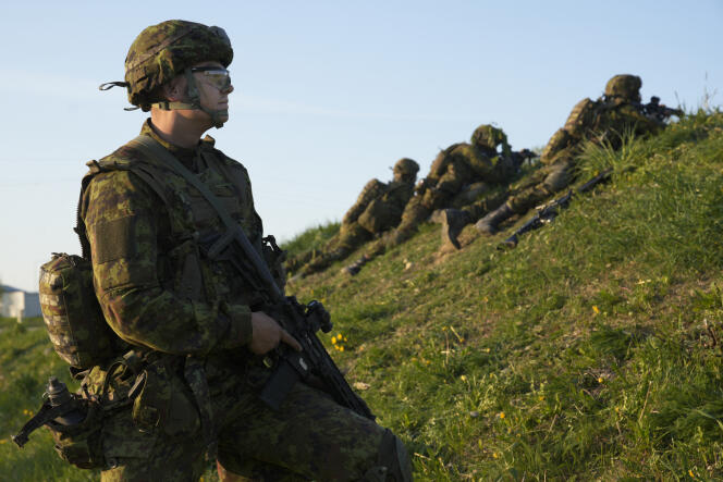 جنود من الجيش الإستوني يشاركون في تدريبات مع حلف شمال الأطلسي في كادرينا، إستونيا، 19 مايو 2023.