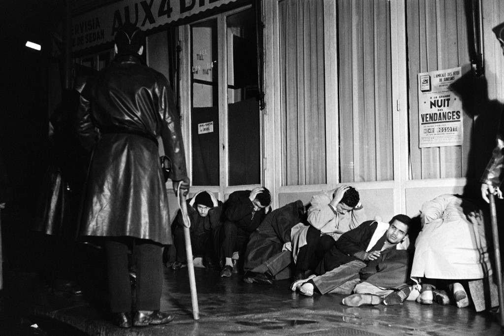 متظاهرون جزائريون اعتقلوا في بوتو ، غرب باريس ، خلال المظاهرة السلمية في 17 أكتوبر 1961