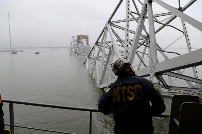 أحد موظفي المجلس الوطني لسلامة النقل (NTSB) يراقب بينما اصطدمت سفينة الشحن 