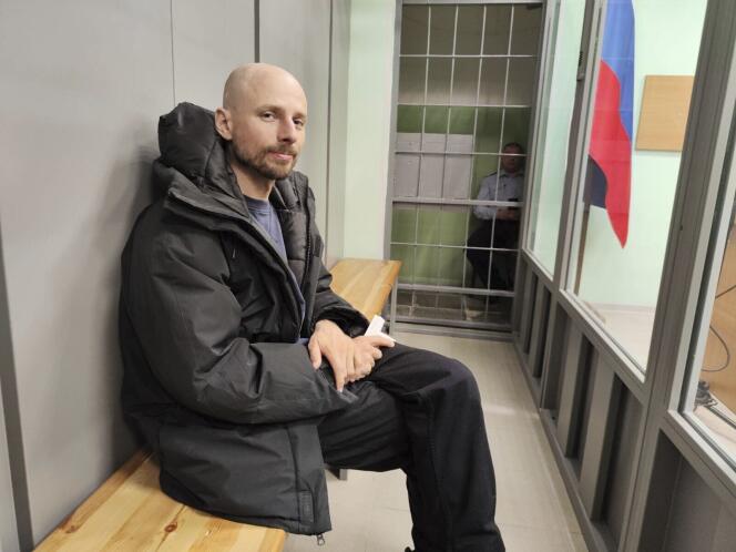 الصحفي الروسي سيرجي كارلين في القفص الزجاجي المخصص للمتهمين في قاعة المحكمة حيث يظهر بعد اعتقاله بتهمة “التطرف”.  مورمانسك أوبلاست (روسيا)، 27 أبريل 2024.