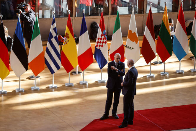 رئيس المجلس الأوروبي شارل ميشيل والرئيس السابق للمجلس الإيطالي إنريكو ليتا في بروكسل 18 أبريل 2024.