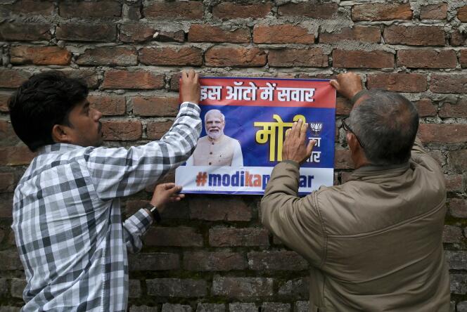 مجموعة من الملصقات لرئيس الوزراء الهندي، ناريندرا مودي، بالقرب من مركز اقتراع خلال المرحلة الأولى من الانتخابات العامة الهندية في جامو، الهند، 19 أبريل 2024.