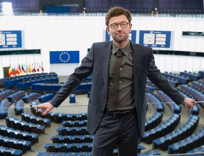 ويلعب كزافييه لاكاي دور سامي في مسلسل “البرلمان” وفي المقاطع الهادفة إلى تعبئة الشباب للانتخابات الأوروبية.