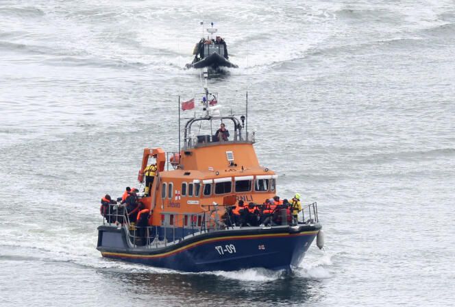 مهاجرون على متن قارب إنقاذ قبل النزول في ميناء دوفر، بريطانيا، 23 أبريل 2024. 