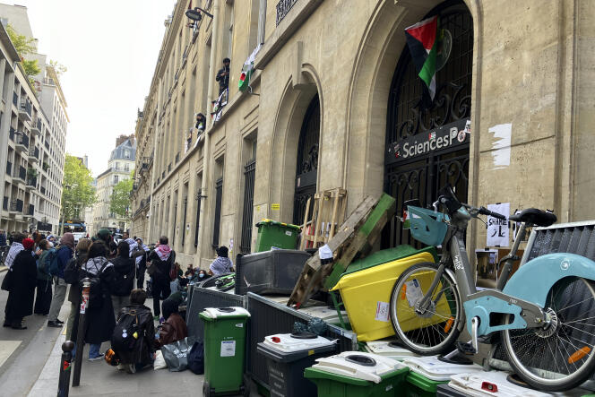 أغلقت صناديق القمامة المدخل الرئيسي لمؤسسة Sciences Po Paris، شارع Saint-Guillaume، صباح يوم الجمعة 26 أبريل.