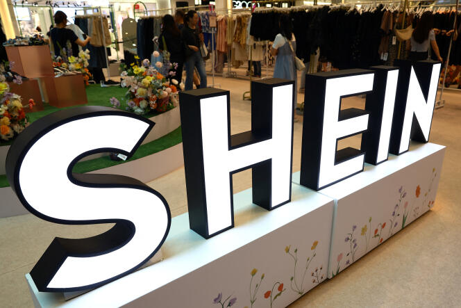 شعار موقع الأزياء السريعة الصيني Shein في متجر مؤقت في سنغافورة، 4 أبريل 2024. 
