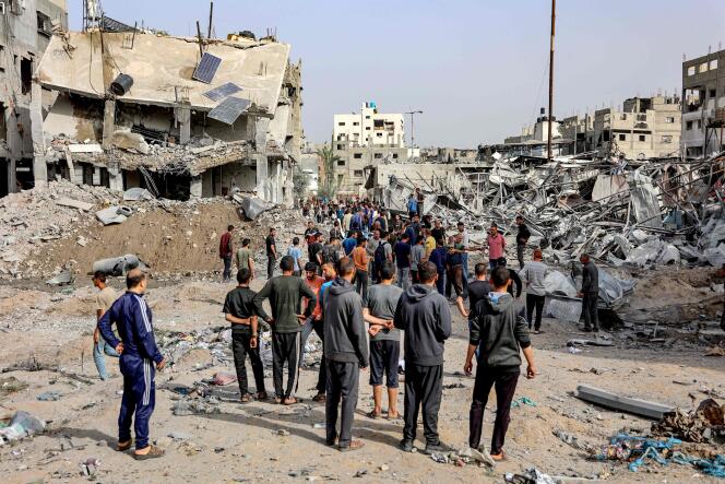 إثر القصف الإسرائيلي على مدينة غزة، 18 إبريل 2024.