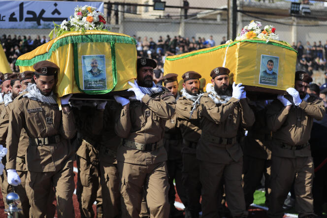 تشييع جنازة القيادي في حزب الله، إسماعيل باز، ومدير تنفيذي آخر في الحركة الإسلامية الشيعية، اللذين قُتلا يوم الثلاثاء 16 نيسان/أبريل في غارة إسرائيلية بطائرة بدون طيار، في الشهابية، لبنان، في 17 نيسان/أبريل.