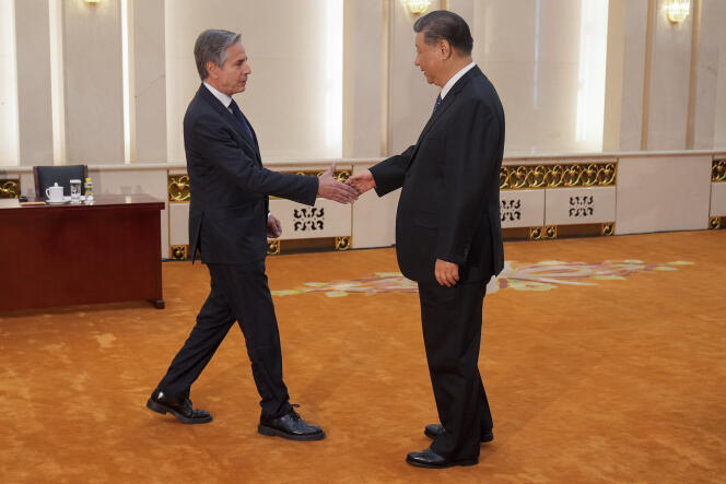 وزير الخارجية الأميركي أنتوني بلينكن يلتقي بالرئيس الصيني شي جين بينغ في قاعة الشعب الكبرى في 26 نيسان/أبريل 2024 في بكين.