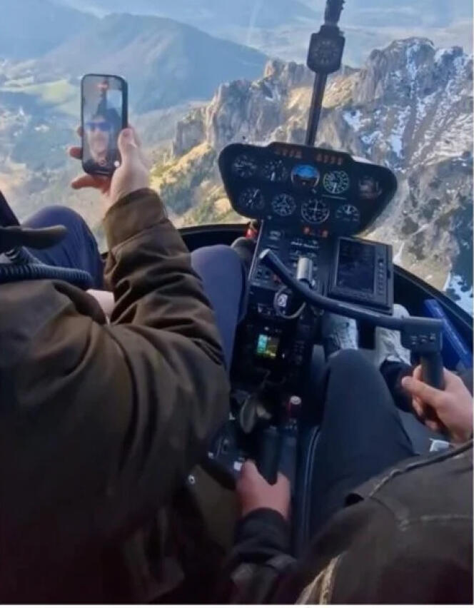 صورة مأخوذة من مقطع فيديو نُشر على شبكات التواصل الاجتماعي يُظهر فيليب كوفا وهو يصور نفسه على متن طائرة هليكوبتر تحلق فوق متنزه مالا فاترا الوطني (سلوفاكيا) على ارتفاع منخفض جدًا، في 5 أبريل 2024.