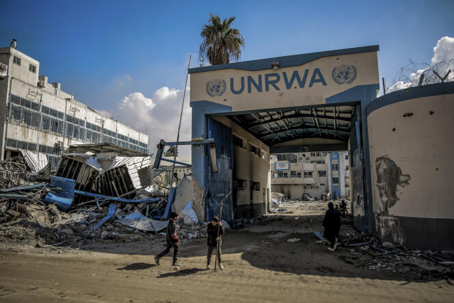 فلسطينيون أمام مباني الأونروا المدمرة في مدينة غزة، 10 فبراير 2024.