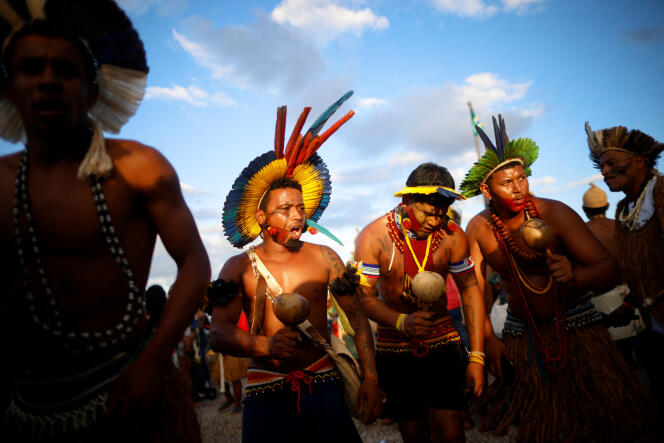 السكان الأصليون يشاركون في مخيم Free Land للمطالبة بترسيم الأراضي والدفاع عن الحقوق الثقافية، في برازيليا، 25 أبريل 2024. 