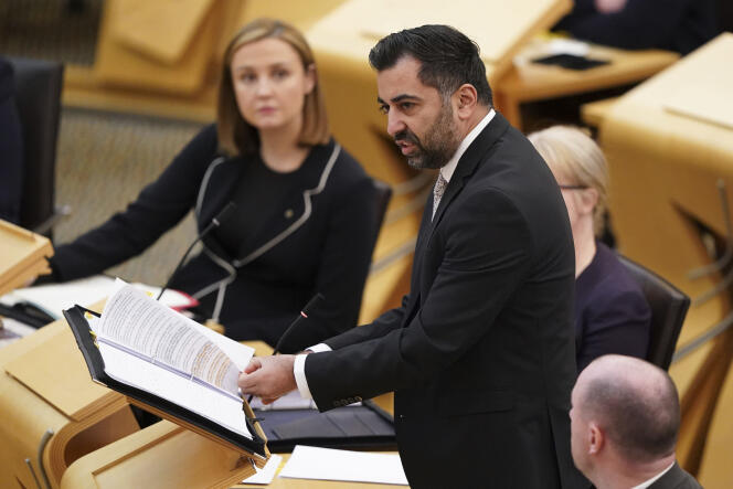 الوزير الأول لاسكتلندا، حمزة يوسف، في البرلمان الاسكتلندي، في إدنبرة، 18 أبريل 2024. في الخلفية، على اليسار، النائب مايري ماك آلان.