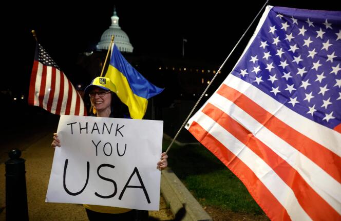 أنصار أوكرانيا يشكرون الولايات المتحدة أمام مبنى الكابيتول في واشنطن، بعد أن أقر مجلس الشيوخ مشروع قانون المساعدة في كييف، في 23 أبريل 2024.