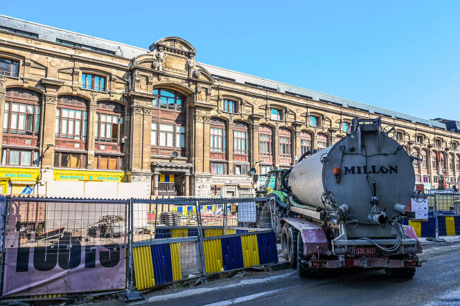 موقع إنشاء خط المترو رقم 3 أمام قصر دو ميدي في بروكسل، 23 يونيو 2023.