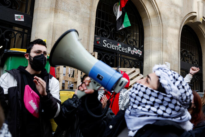مظاهرة أمام معهد العلوم السياسية لدعم فلسطين، في باريس، 26 أبريل 2024. 