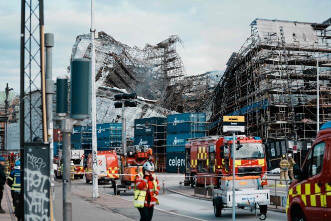 رجال الإطفاء يقفون بالقرب من بورصة كوبنهاغن القديمة في 18 أبريل 2024.