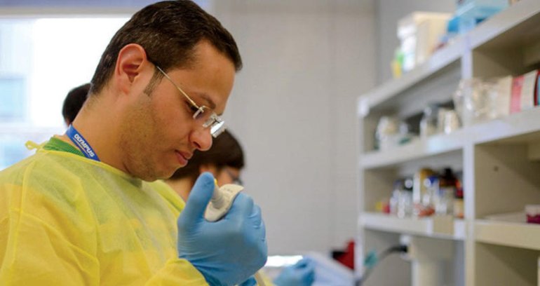 مدرس علم المناعة وتطوير اللقاحات في معهد "إدوارد جينر" بجامعة أوكسفورد بالمملكة المتحدة، أحمد سالمان، اعتبر تهيئة "البنية التحتية" أهم أولويات إصلاح البحث العلمي (أحمد سالمان)