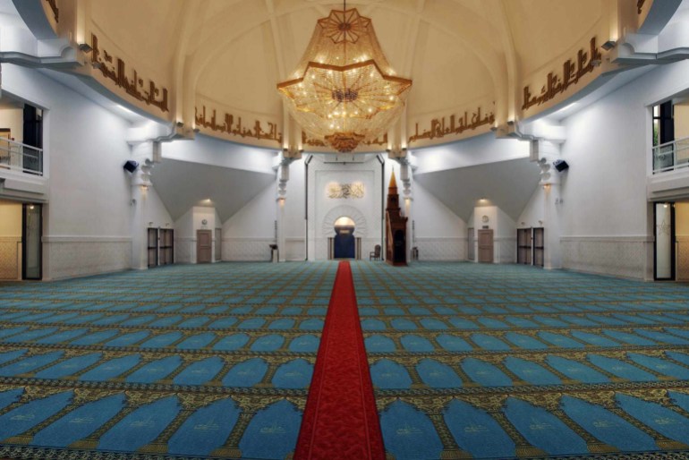 قاعة الصلاة في مسجد ليون الكبير بنقوشها وزخرفها البديع